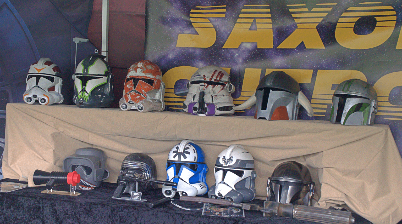 Sci-Fi-inspirierte Vereinsmitglieder an einem Convention-Stand